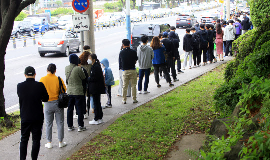 제주도 내 코로나19 확진자가 급증한 가운데 11일 오전 제주시 보건소 선별진료소에서 도민들이 검사를 기다리고 있다. 연합뉴스